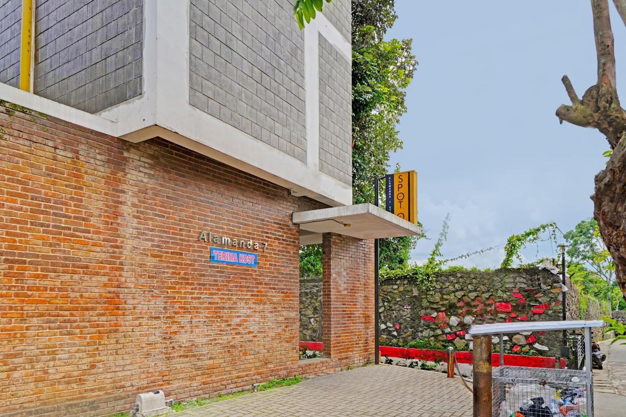 Super Oyo 2190 Alamanda 7 Syariah Bandung Esterno foto
